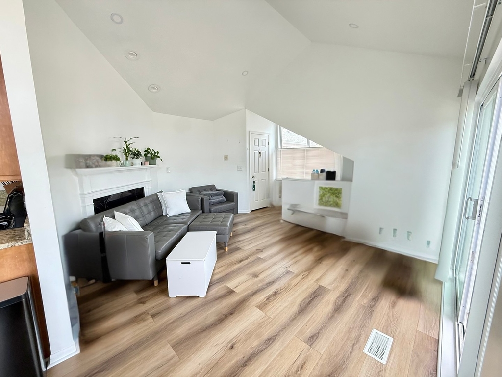 1077 Courtland Drive - Photo 5