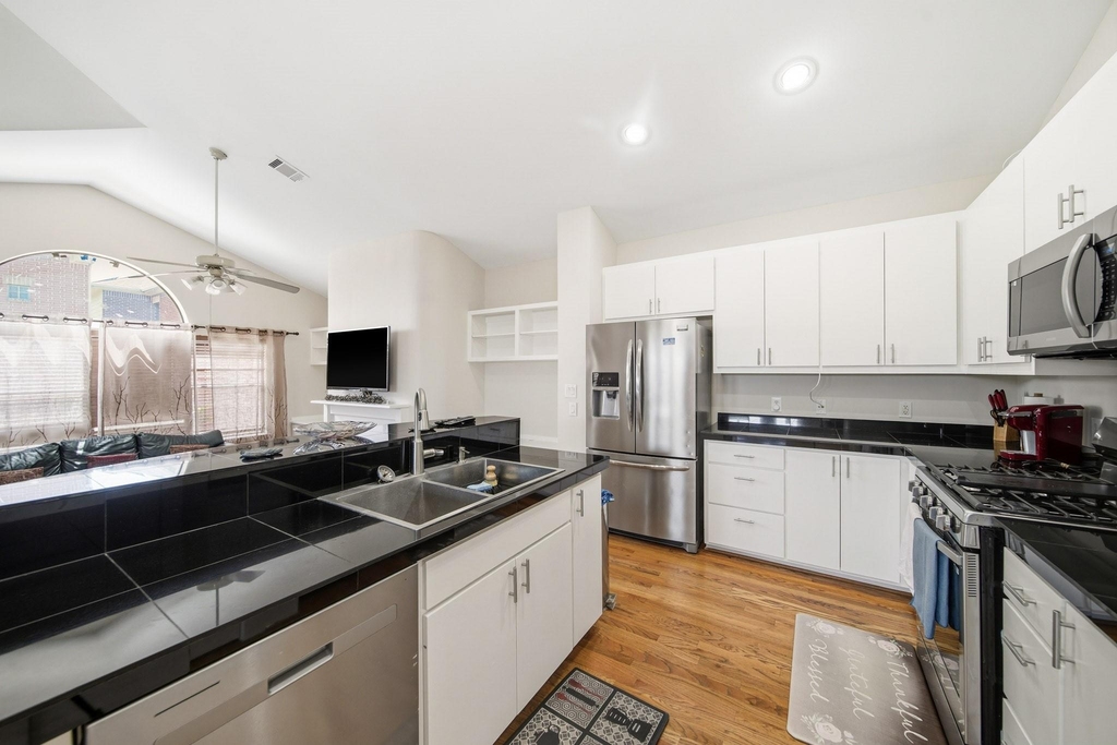 9802 Cynthia Ann Court - Photo 11