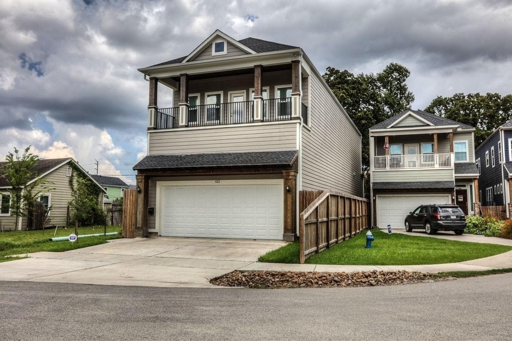 922 Alexander Street - Photo 0