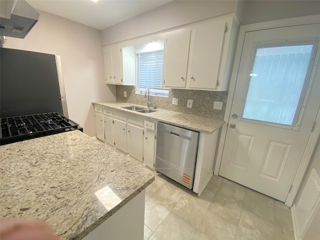 10122 Shadow Wood Drive - Photo 6