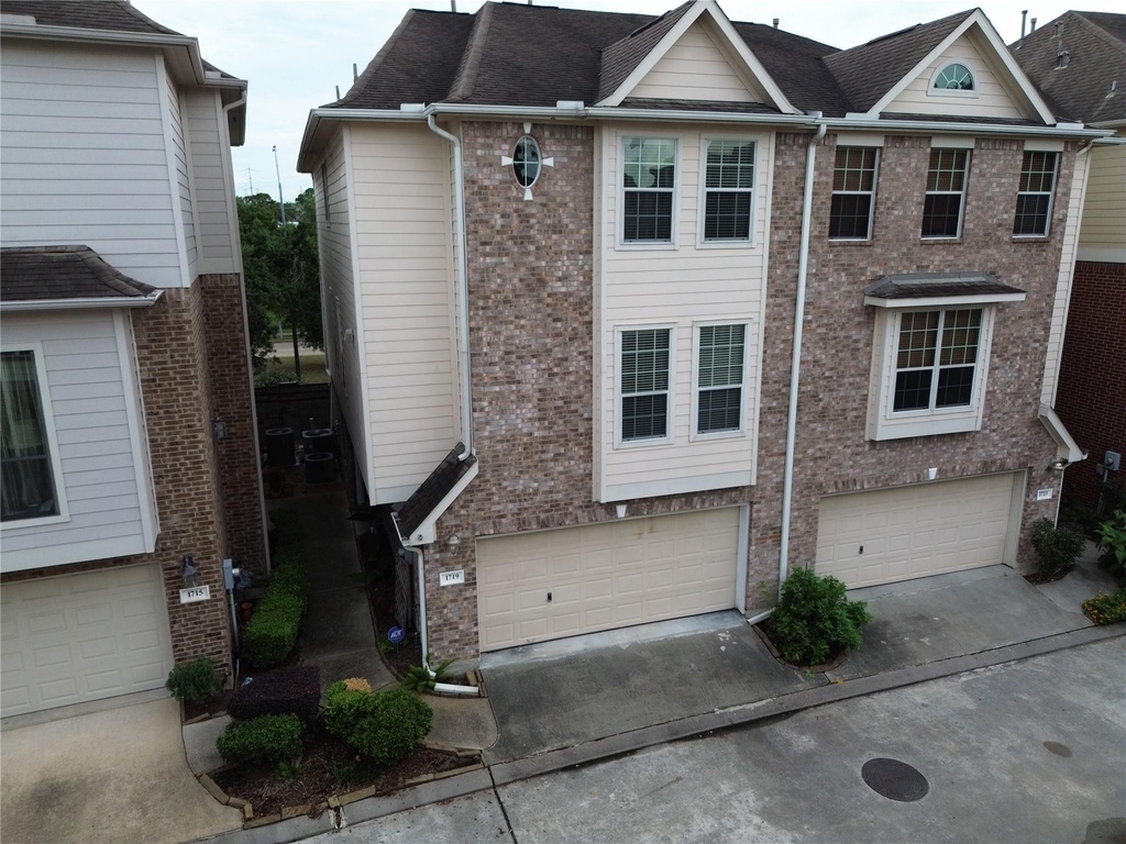 1719 Stacy Crest - Photo 0