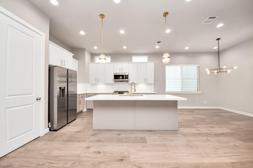 2114 Stuart Street - Photo 3