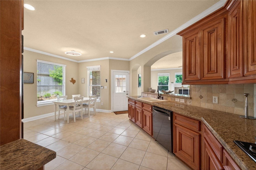 1722 Parklake Vlg - Photo 4