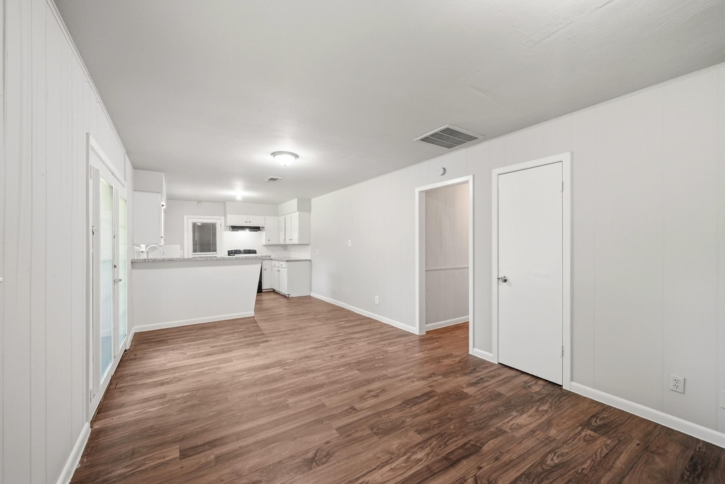 5755 Oakham Street - Photo 5