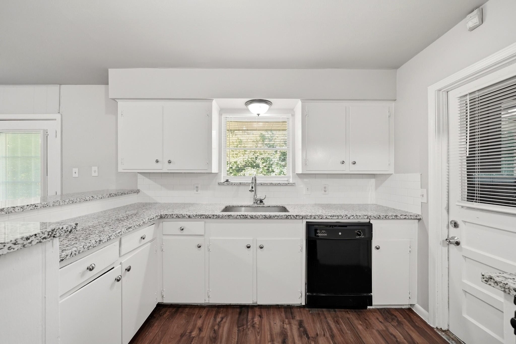 5755 Oakham Street - Photo 8