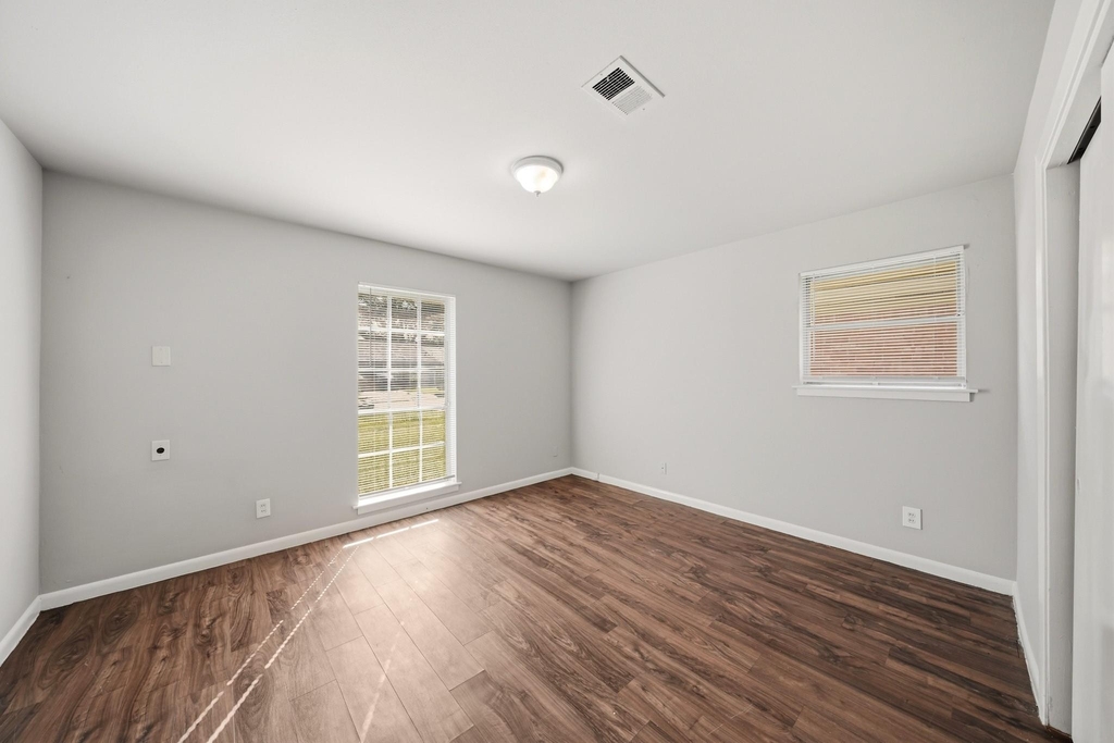 5755 Oakham Street - Photo 2