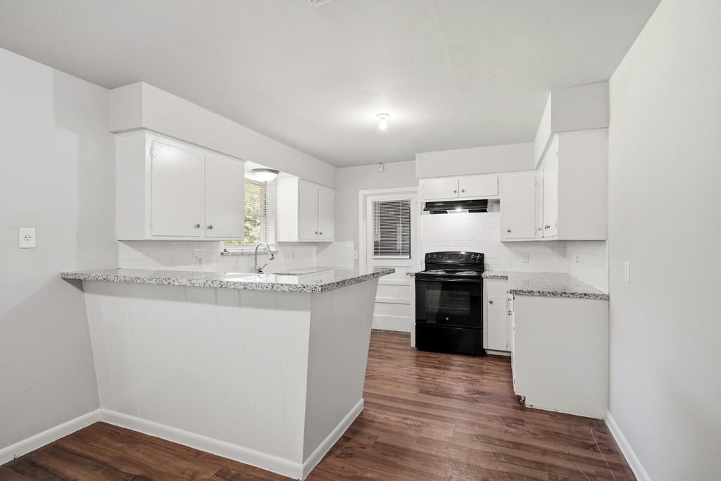 5755 Oakham Street - Photo 7
