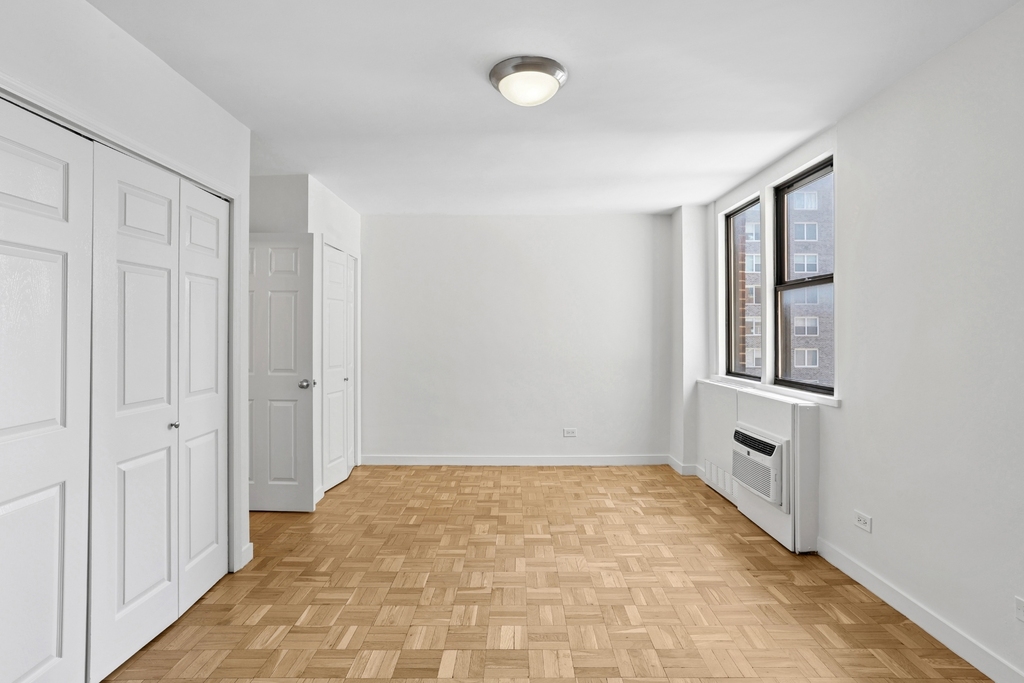 East 79th Street - Photo 4