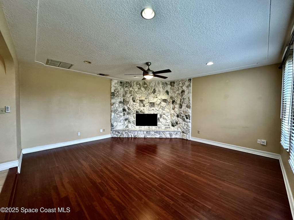 1084 Herne Avenue Ne - Photo 2
