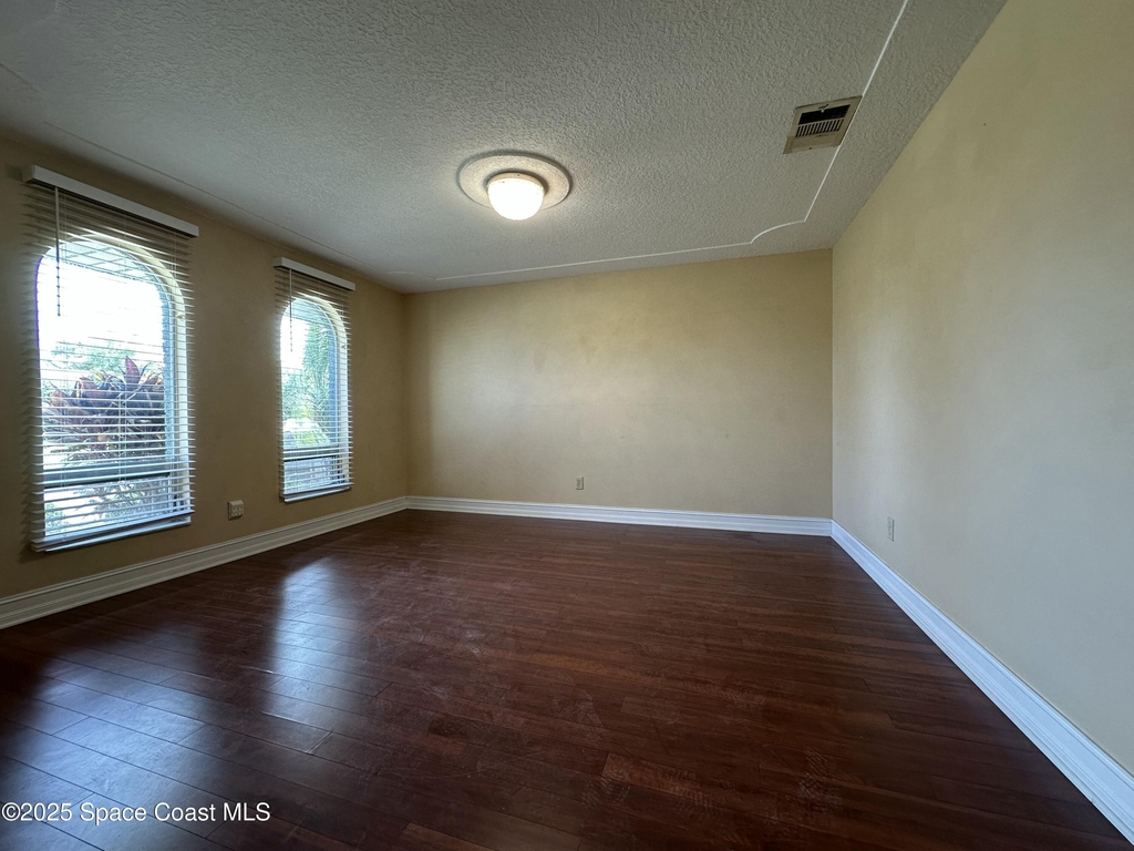 1084 Herne Avenue Ne - Photo 4