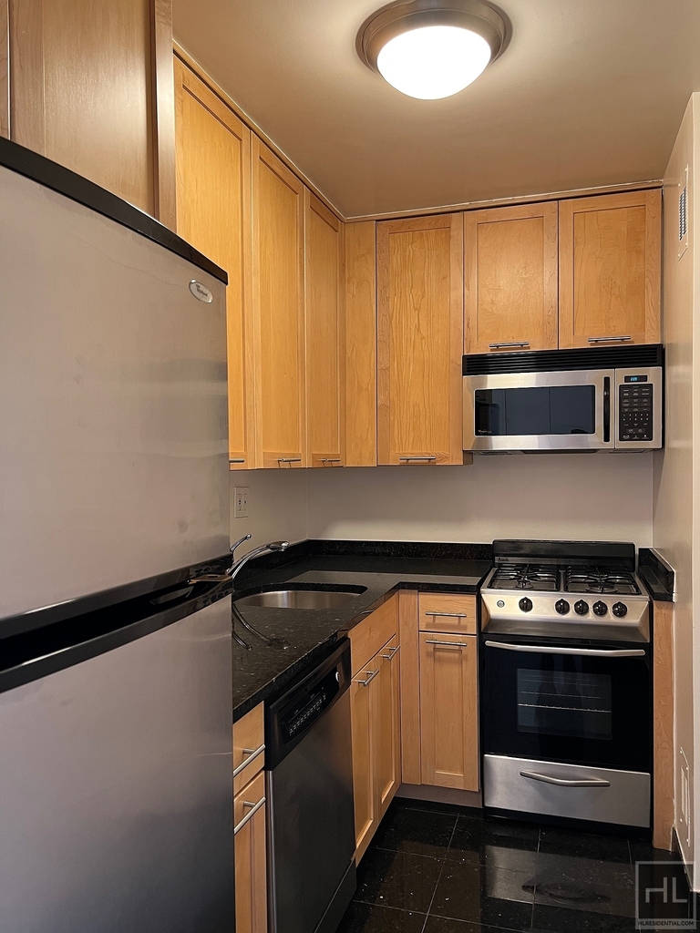 Fourth Avenue - Photo 1