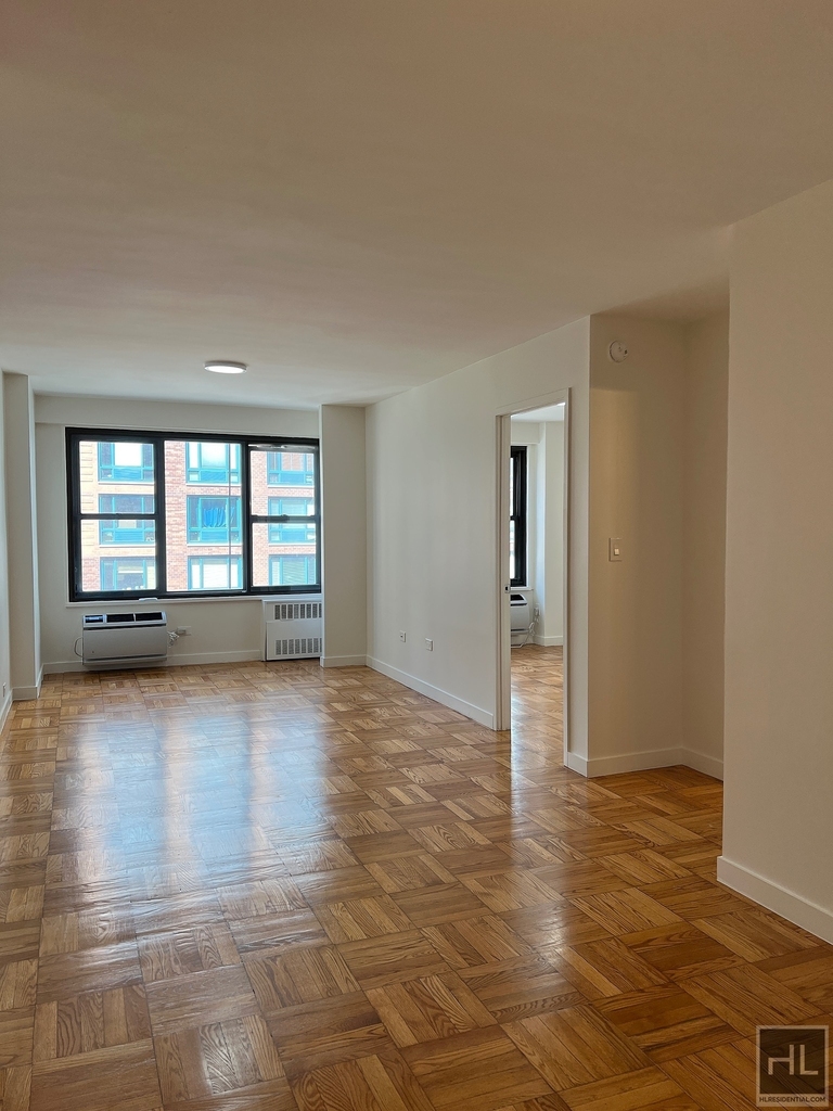 Fourth Avenue - Photo 0
