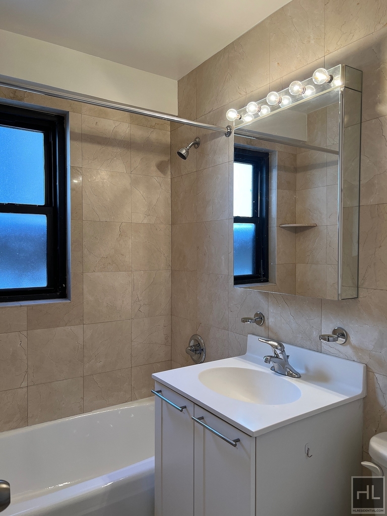 Fourth Avenue - Photo 2