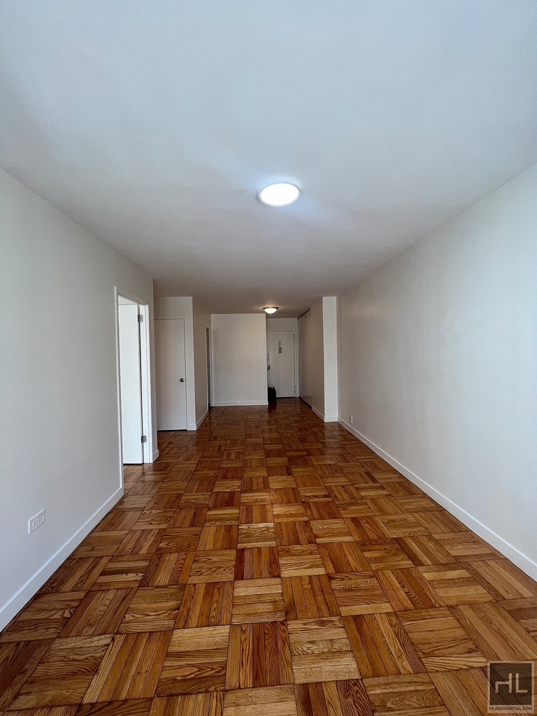 Fourth Avenue - Photo 3