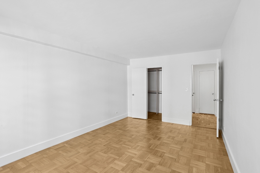 East 63rd Street - Photo 4