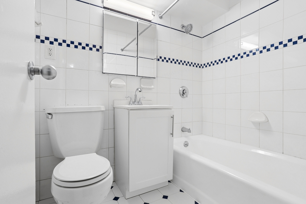 East 63rd Street - Photo 5