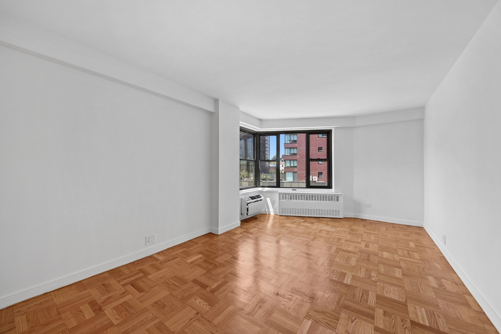 4th Avenue - Photo 1