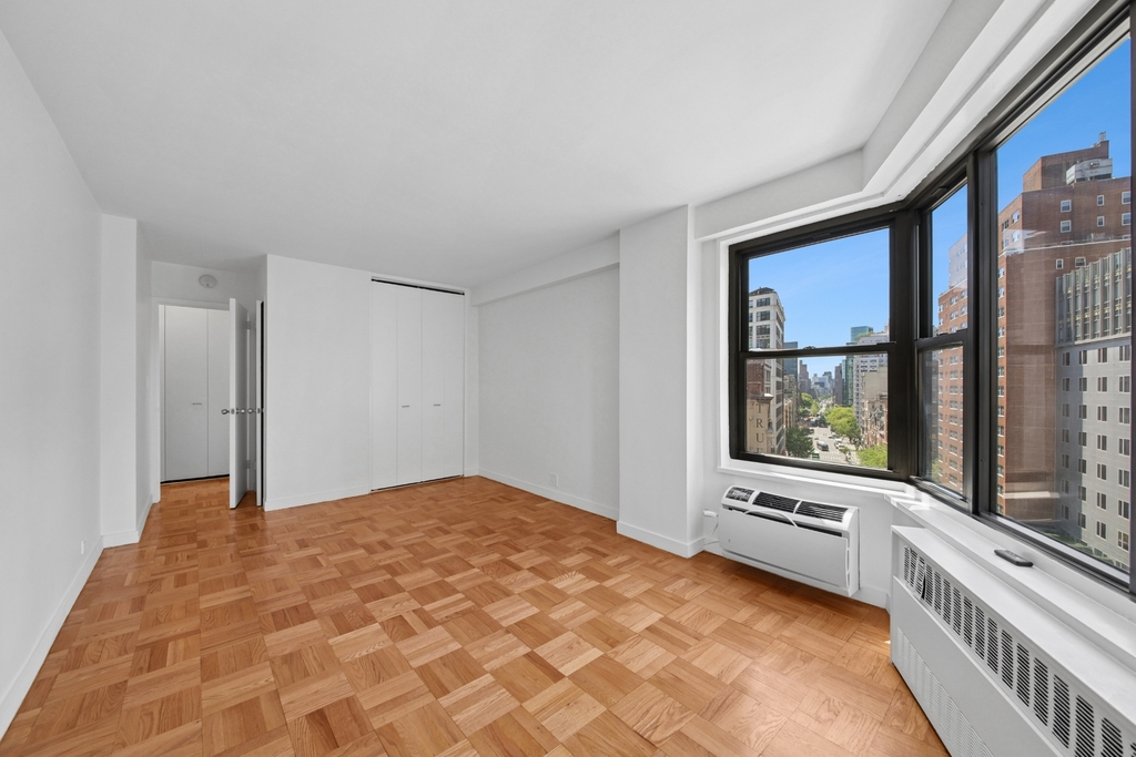4th Avenue - Photo 0