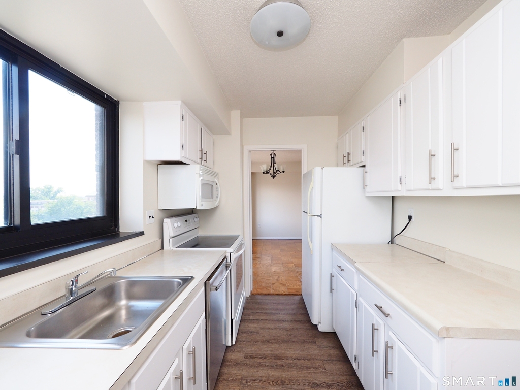 44 Strawberry Hill Avenue - Photo 9