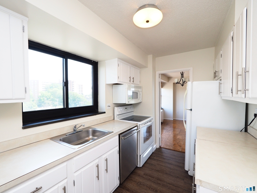 44 Strawberry Hill Avenue - Photo 10