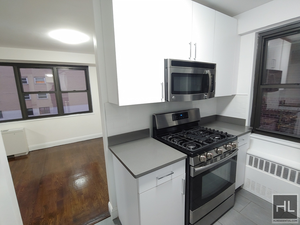 E 16 St - Photo 5