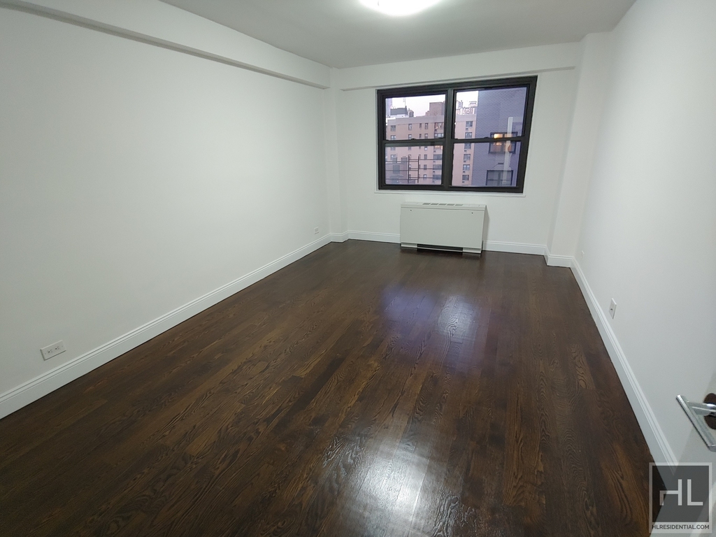 E 16 St - Photo 2