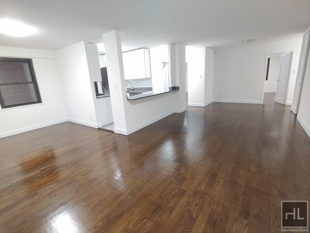 E 16 St - Photo 1