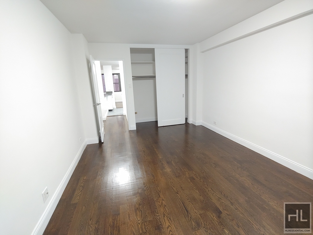E 16 St - Photo 3