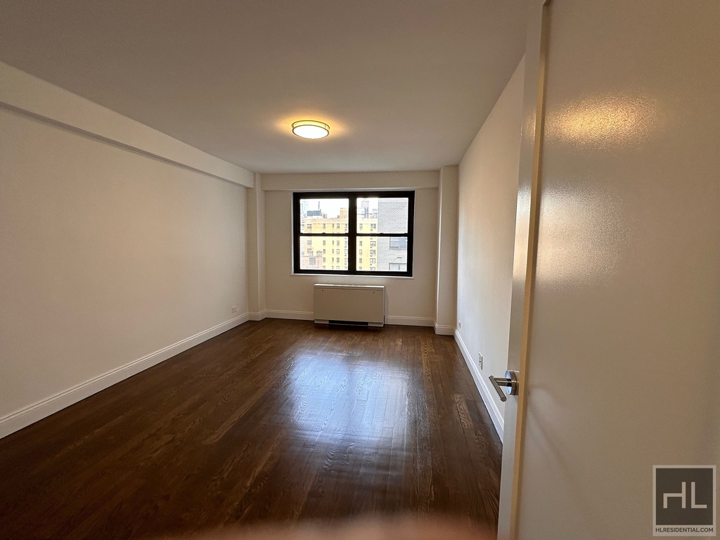 E 16 St - Photo 4