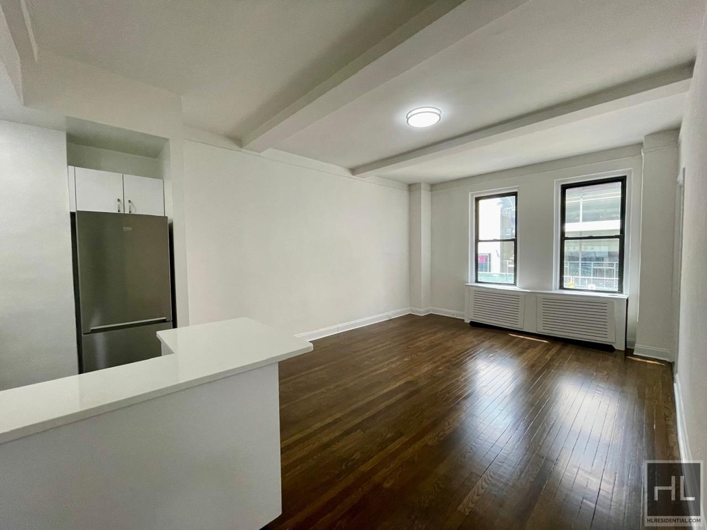 East 46 Street - Photo 1