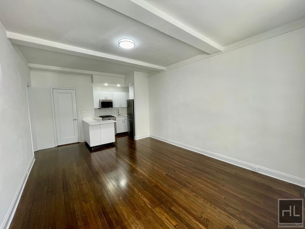 East 46 Street - Photo 3