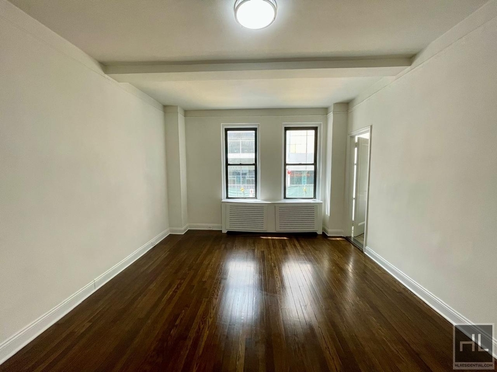East 46 Street - Photo 0