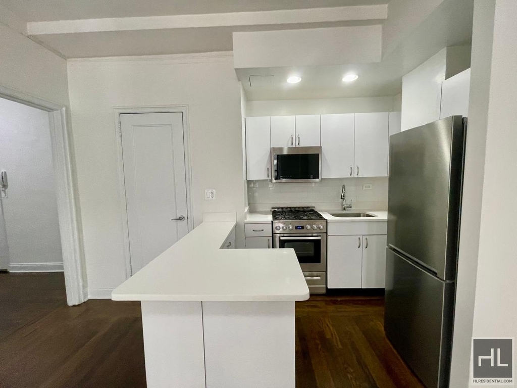 East 46 Street - Photo 4