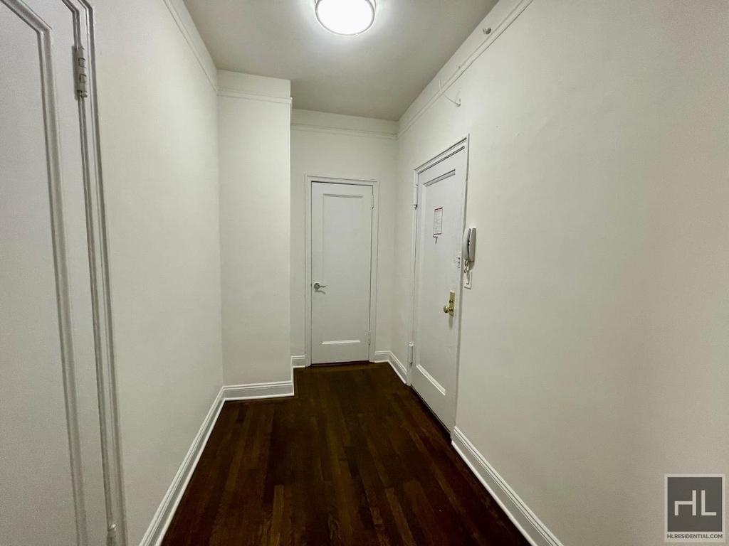 East 46 Street - Photo 5