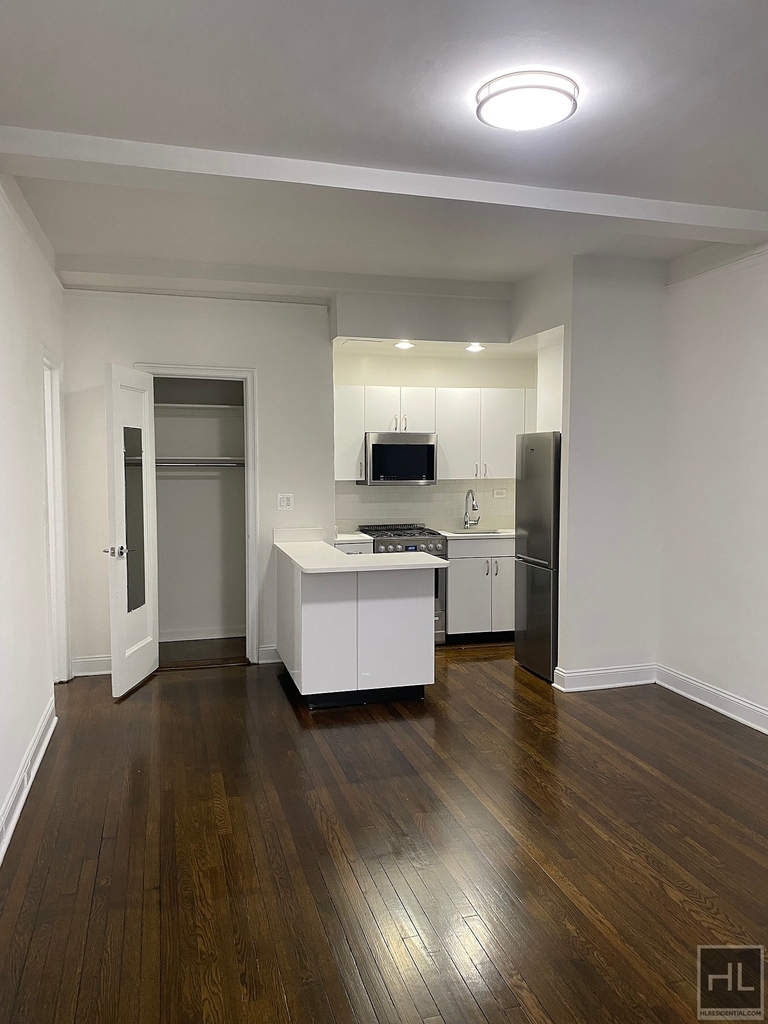 East 46 Street - Photo 2