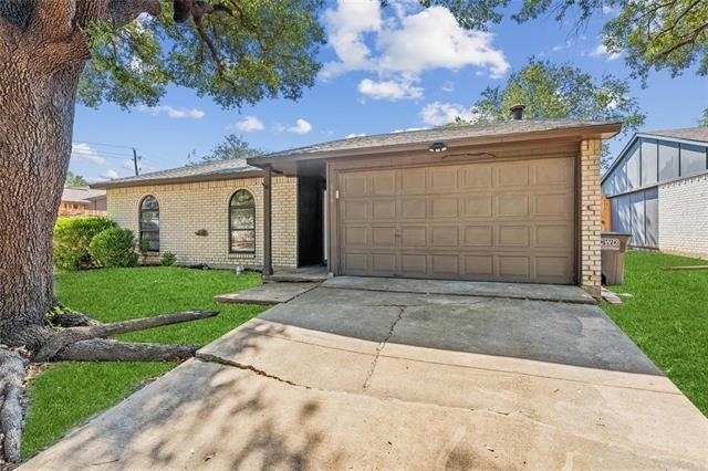556 Hawthorne Drive - Photo 0