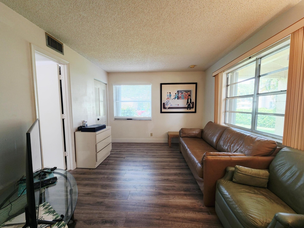 1560 Nw 18th Avenue - Photo 16