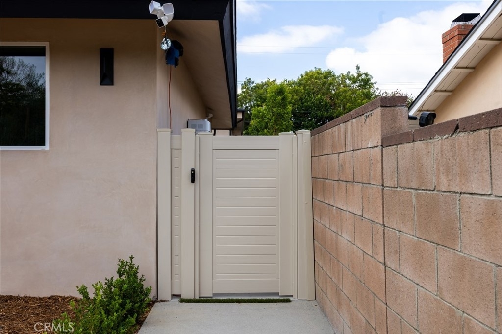 10053 Amestoy Avenue - Photo 14