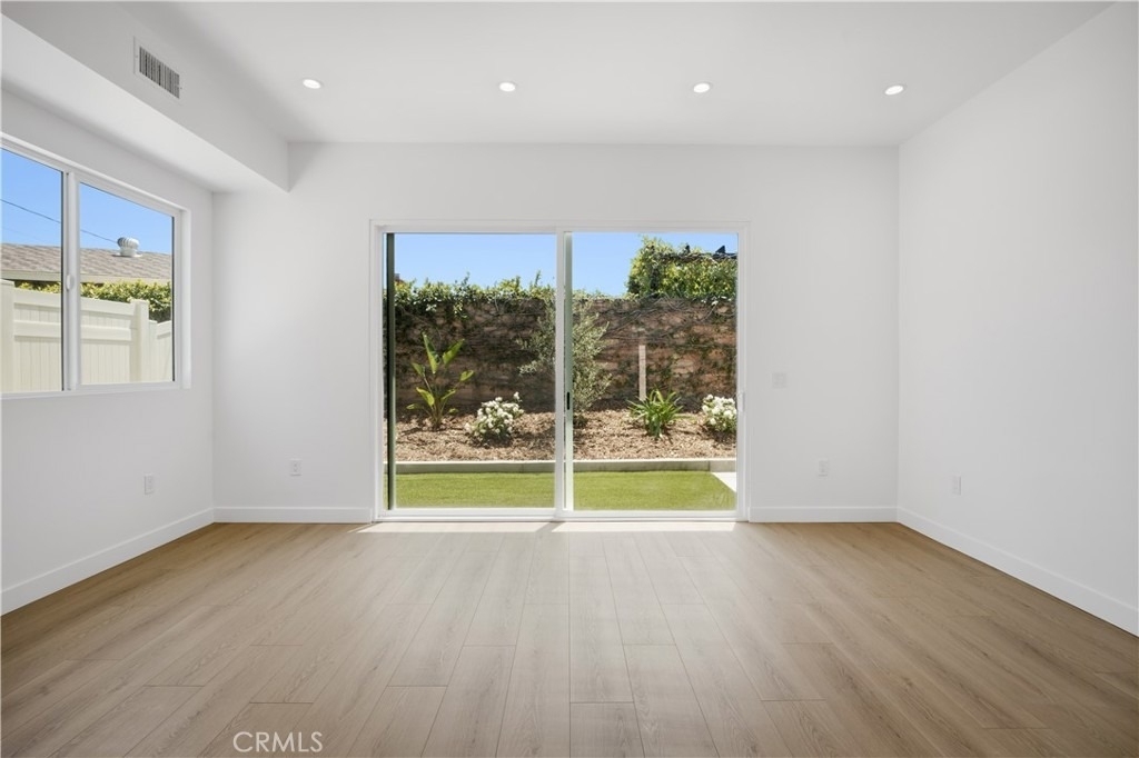 10053 Amestoy Avenue - Photo 10