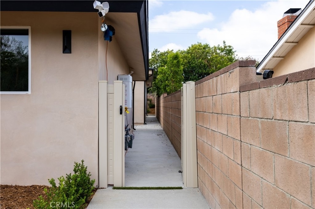 10053 Amestoy Avenue - Photo 15