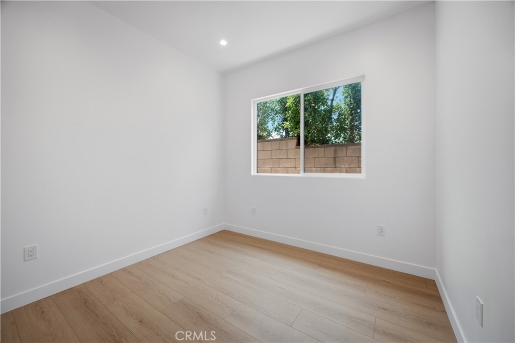 10053 Amestoy Avenue - Photo 11