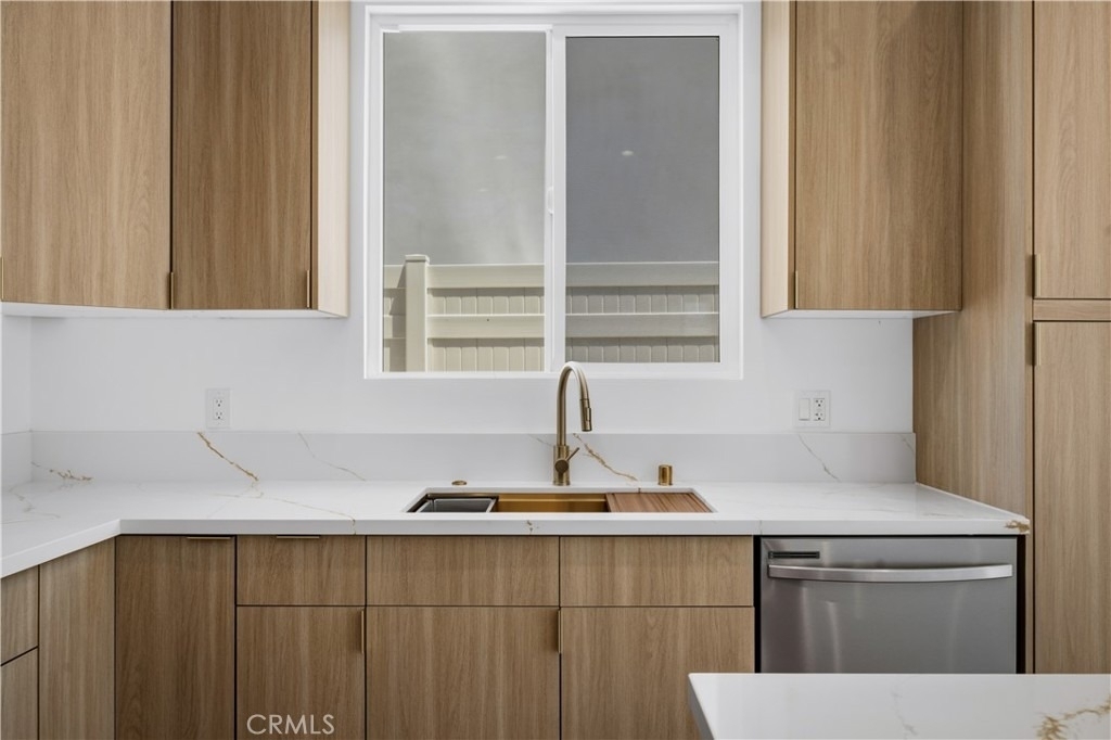10053 Amestoy Avenue - Photo 4
