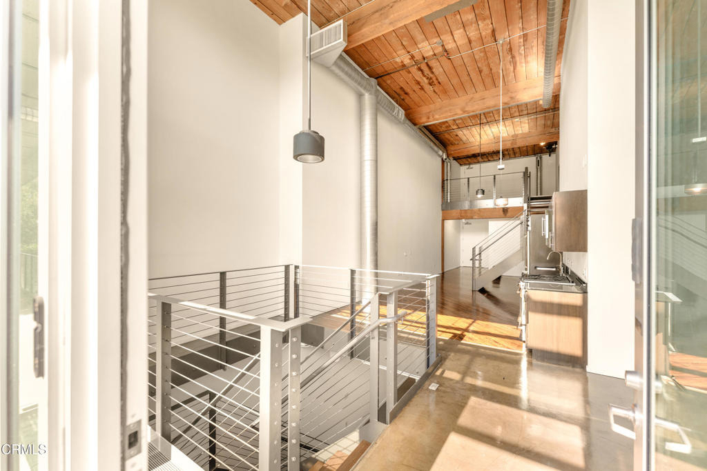 530 S Hewitt Street - Photo 3