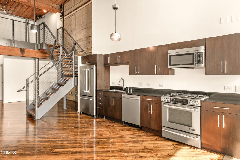 530 S Hewitt Street - Photo 8