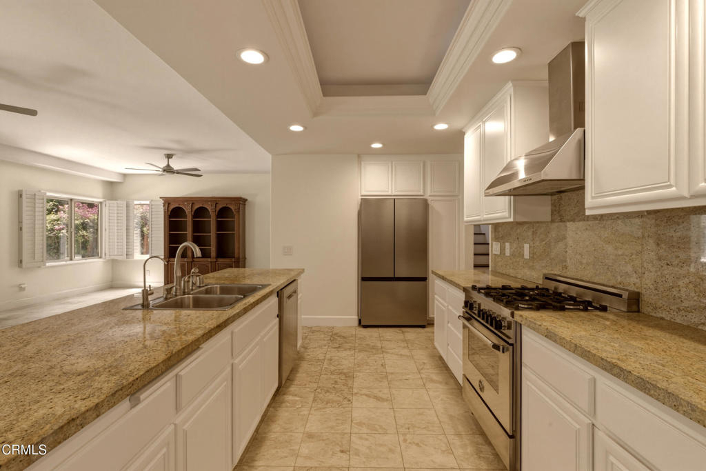 664 S Mansfield Avenue - Photo 6