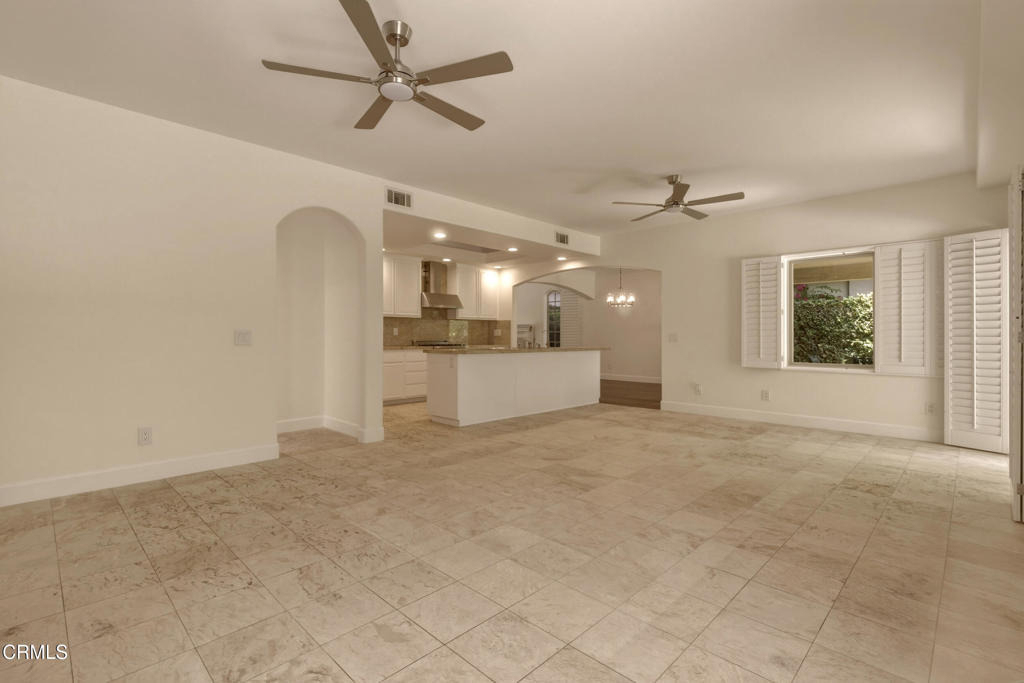 664 S Mansfield Avenue - Photo 9