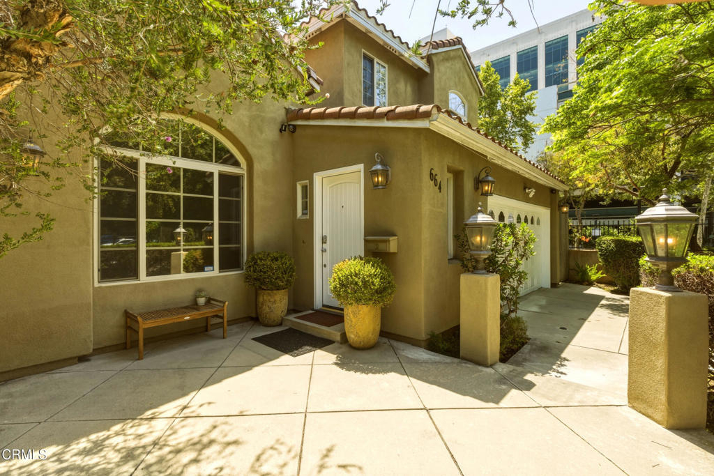 664 S Mansfield Avenue - Photo 0
