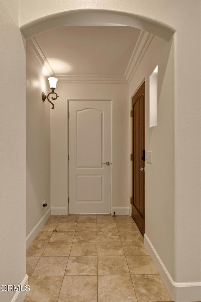 664 S Mansfield Avenue - Photo 2