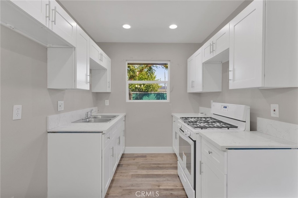 24521 Myers Ave - Photo 8