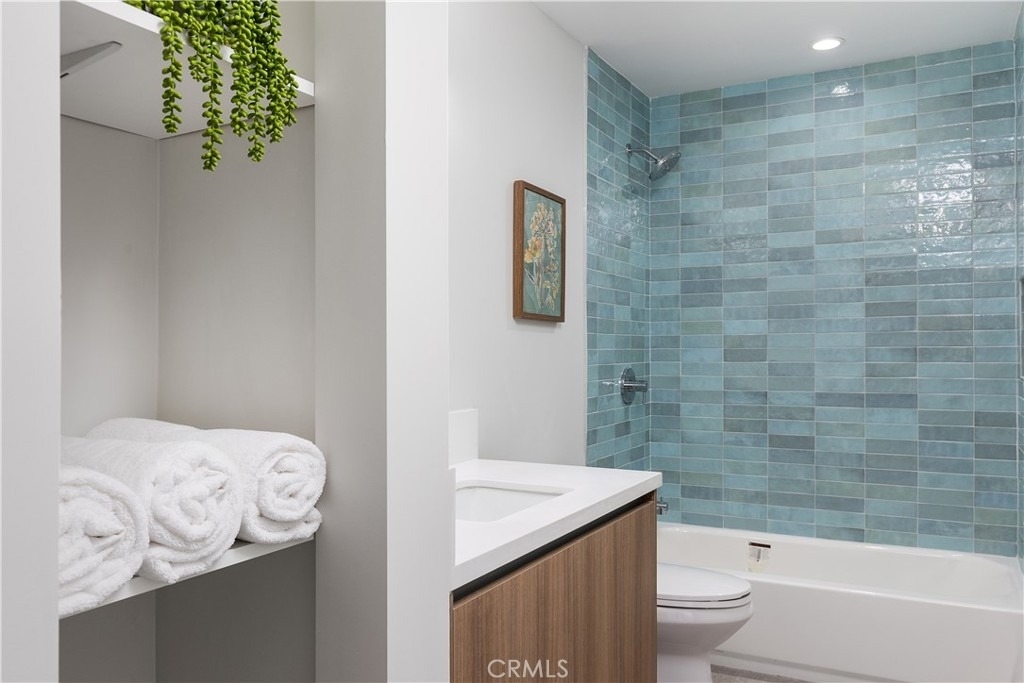 2824 Rowena Avenue - Photo 16